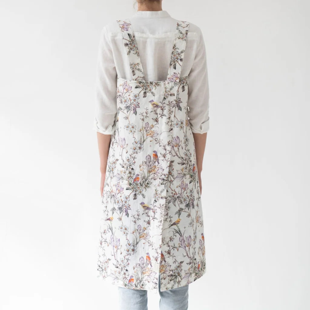 Leinen Pinafore-Schürze Vögel in Weiß+Flieder+Grün Weiß+Lila+Grün Muster Vögel von Linen Tales Größe 114 cm breit+ 83 cm lang