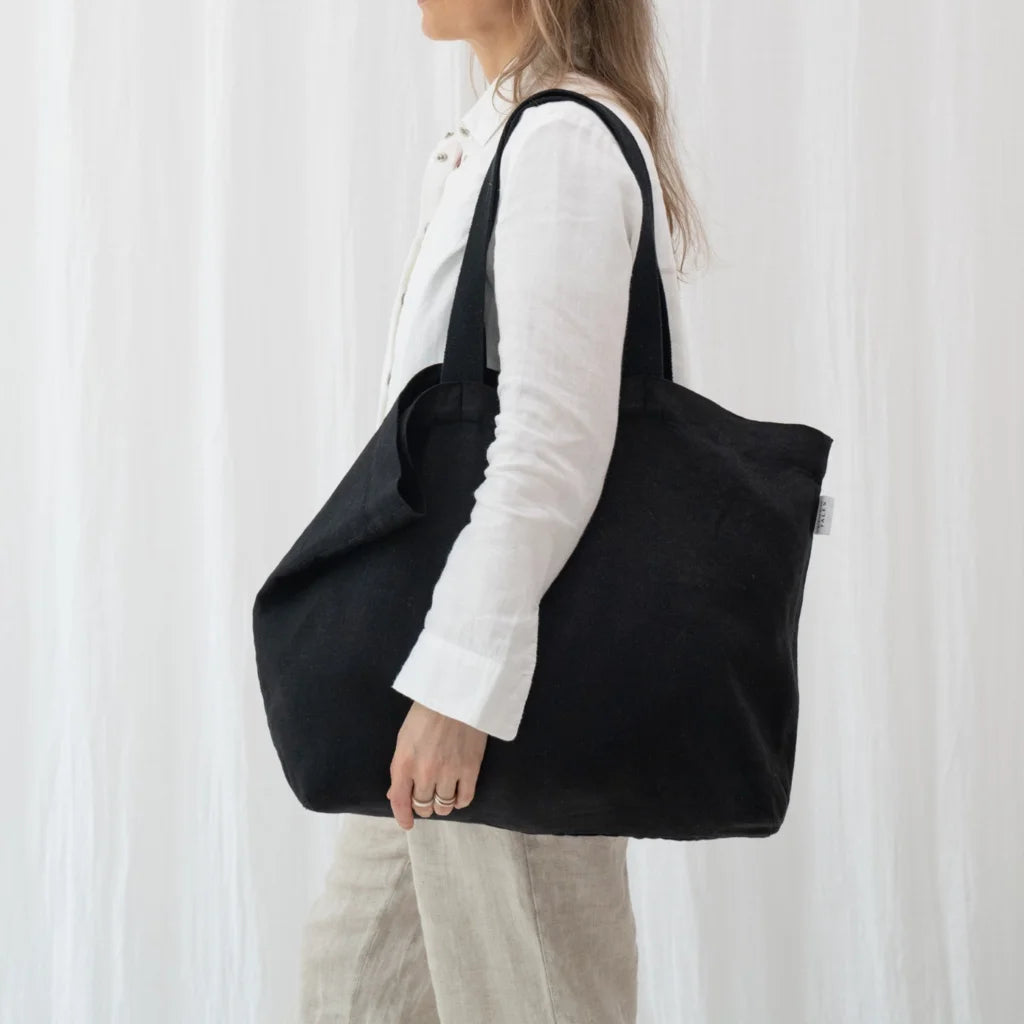 Leinen Schultertasche in Schwarz von Linen Tales Größe 56 cm breit+ 41 cm lang
