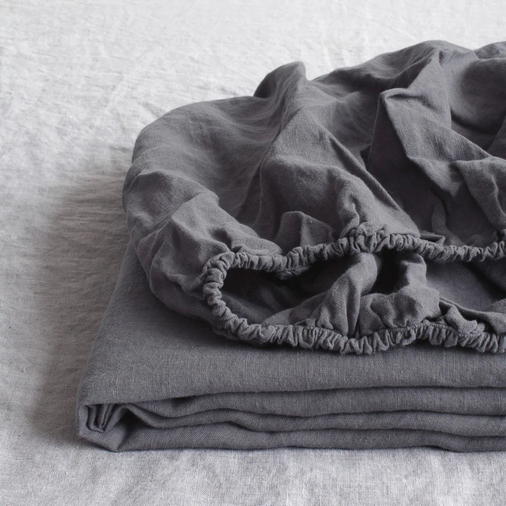 Leinen Spannbettlaken für Boxspringbetten in Übergröße in Anthrazit Grau von Linen Tales Größe 160x200 cm