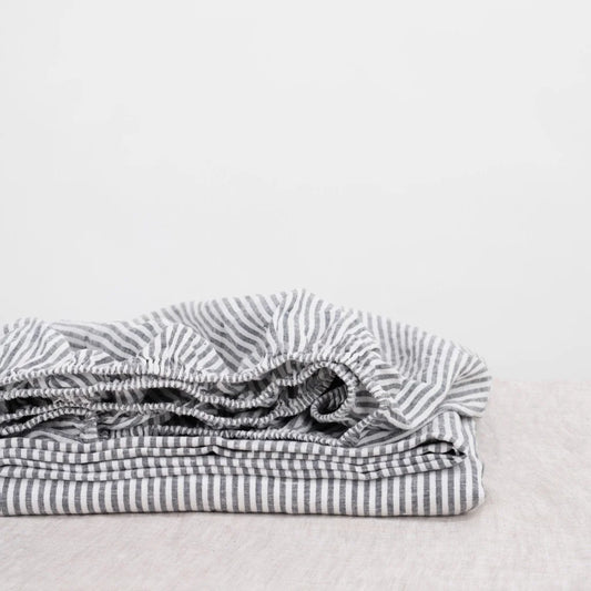 Leinen Spannbettlaken Streifen für Boxspringbetten in Übergröße in Weiß+Anthrazit Weiß+Grau Muster Streifen von Linen Tales Größe 160x200 cm