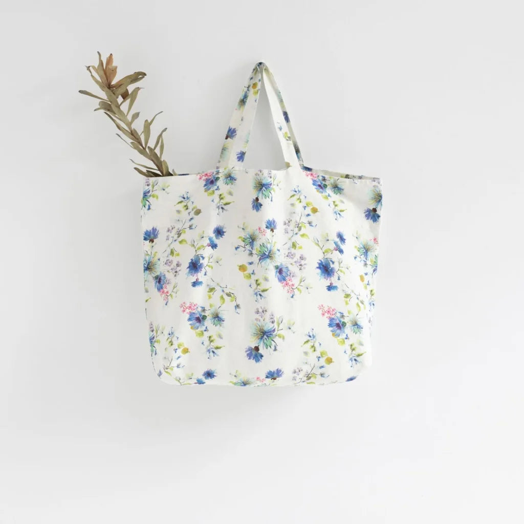 Leinen Tasche Blumen in Weiß+Blau Muster Blumen von Linen Tales Größe 54 cm breit+ 60 cm lang