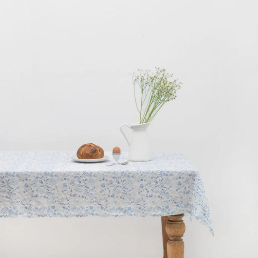 Leinen Tischdecke Blumen in Weiß+Blau Muster Blumen von Linen Tales Größe 140x200 cm