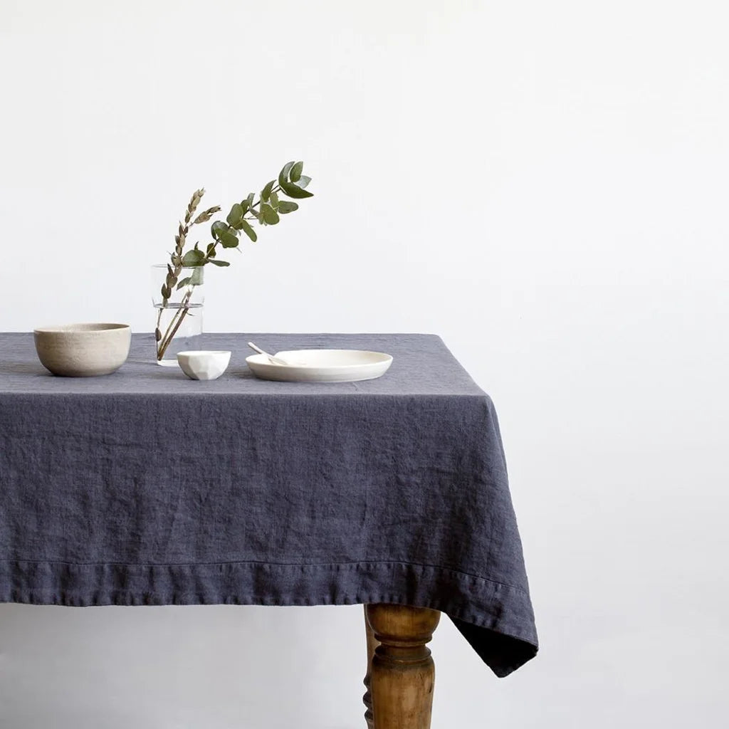 Leinen Tischdecke in Übergröße in Anthrazit Grau von Linen Tales Größe 140x380 cm