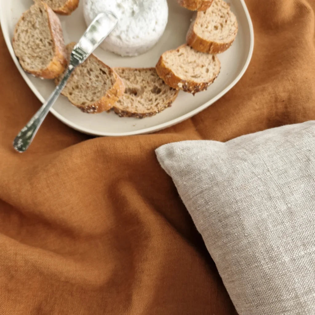 Leinen Tischdecke in Übergröße in Haselnuss Braun von Linen Tales Größe 140x300 cm