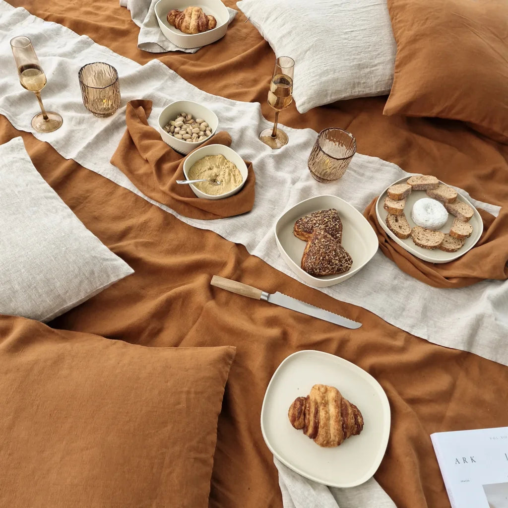 Leinen Tischdecke in Übergröße in Haselnuss Braun von Linen Tales Größe 140x300 cm