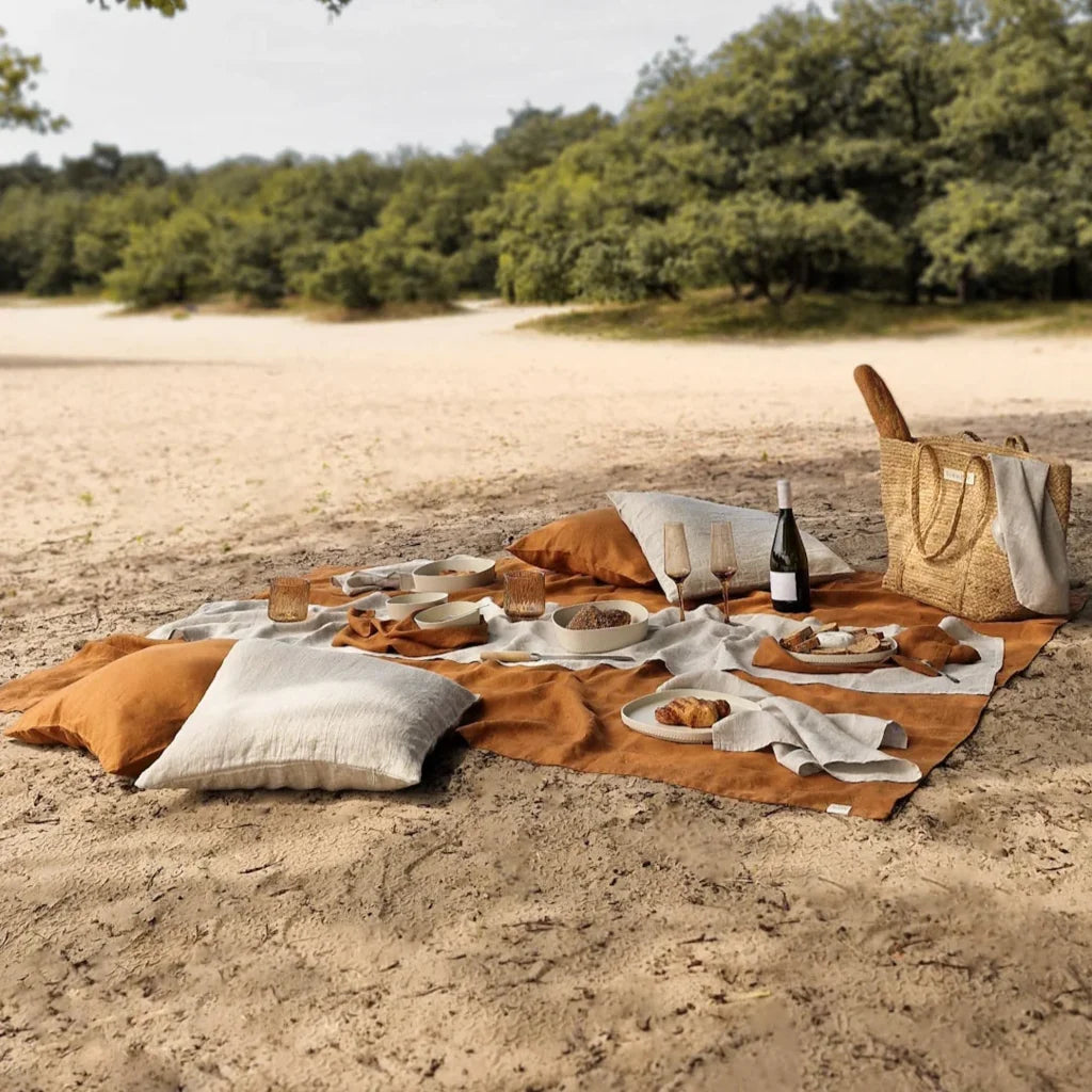 Leinen Tischdecke in Übergröße in Haselnuss Braun von Linen Tales Größe 140x300 cm