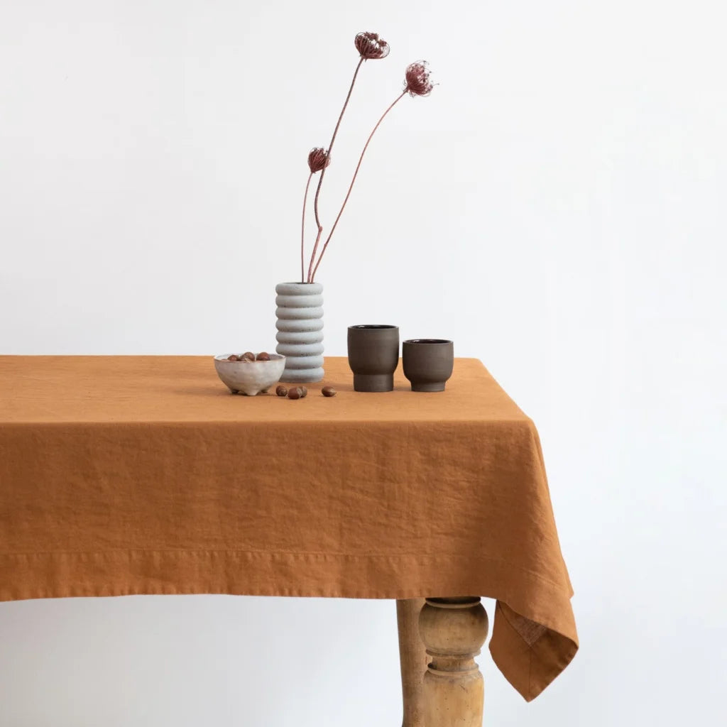 Leinen Tischdecke in Übergröße in Haselnuss Braun von Linen Tales Größe 140x380 cm