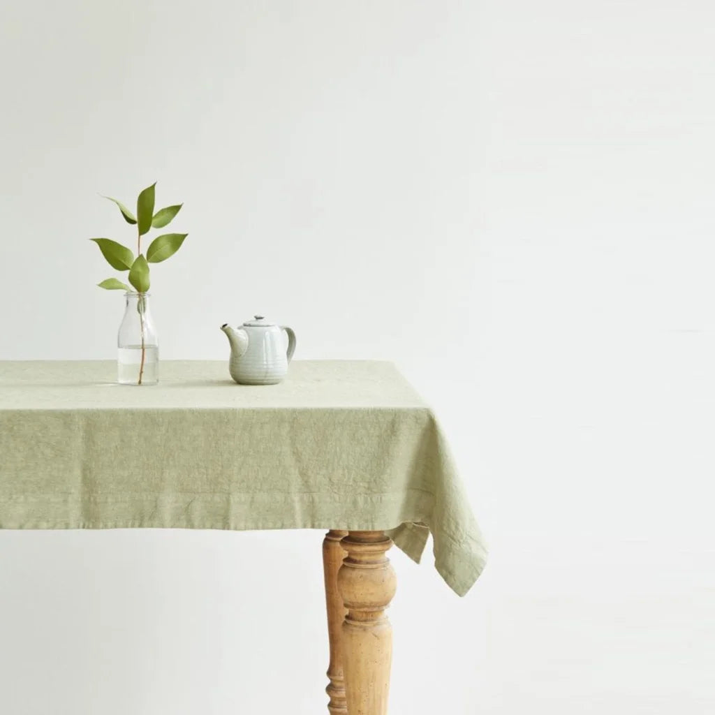 Leinen Tischdecke in Übergröße in Hellgrün Grün von Linen Tales Größe 140x380 cm