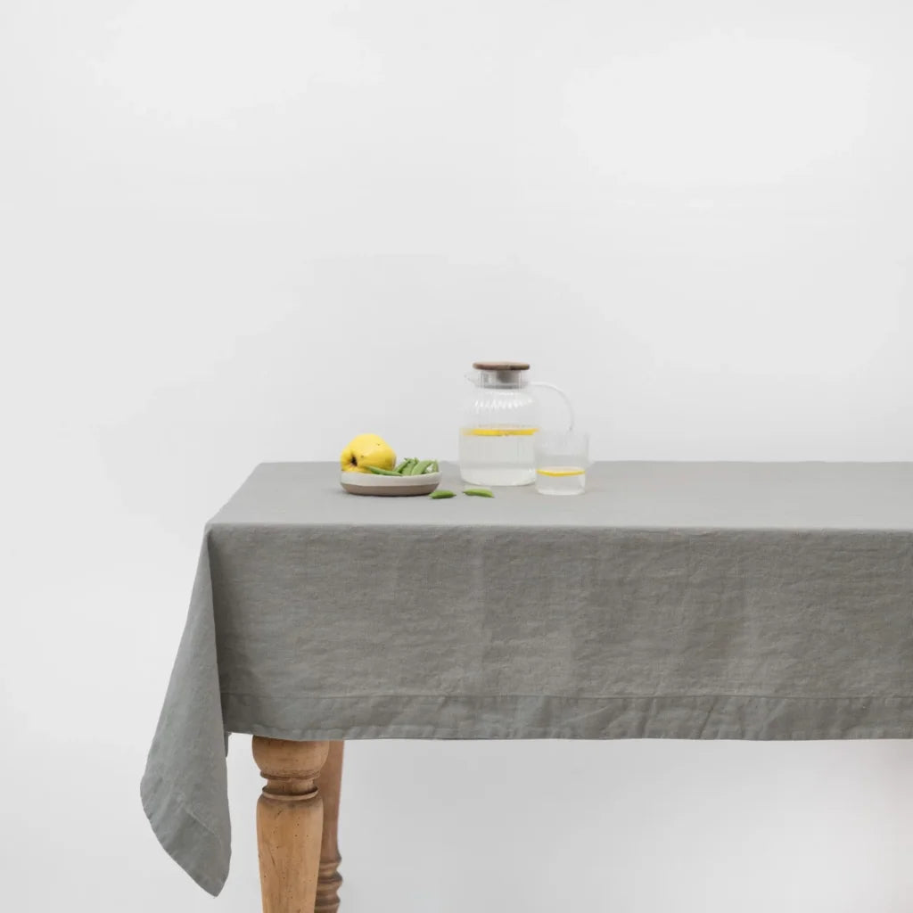 Leinen Tischdecke in Übergröße in Khaki Grün von Linen Tales Größe 140x300 cm