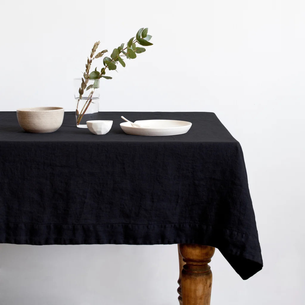 Leinen Tischdecke in Übergröße in Schwarz von Linen Tales Größe 140x350 cm