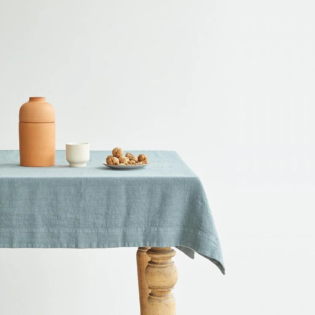 Leinen Tischdecke in Übergröße in Taubenblau Blau von Linen Tales Größe 140x380 cm