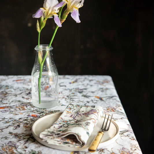 Leinen Tischdecke Vögel in Weiß+Flieder+Grün Weiß+Lila+Grün Muster Vögel von Linen Tales Größe 140x140 cm