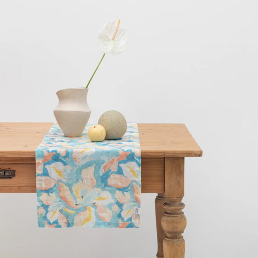 Leinen Tischläufer Aquarell in Atlantik+Apricot Blau+Orange Muster Aquarell von Linen Tales Größe 40x200 cm