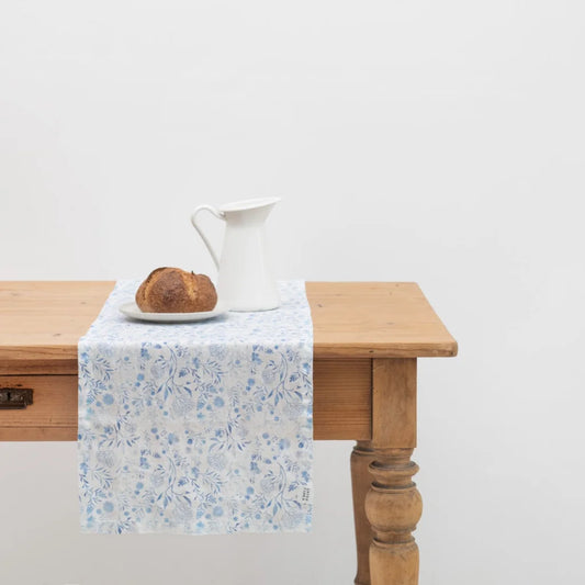 Leinen Tischläufer Blumen in Weiß+Blau Muster Blumen von Linen Tales Größe 40x200 cm