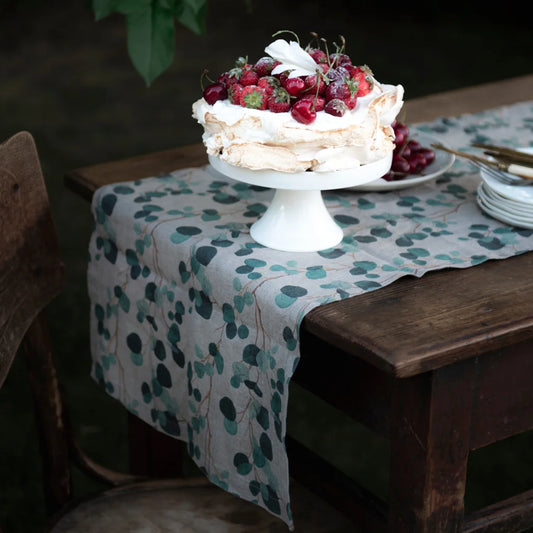 Leinen Tischläufer Eukalyptus in Creme+Grün+Dunkelgrün Creme+Grün+Grün Muster Eukalyptus von Linen Tales Größe 40x150 cm