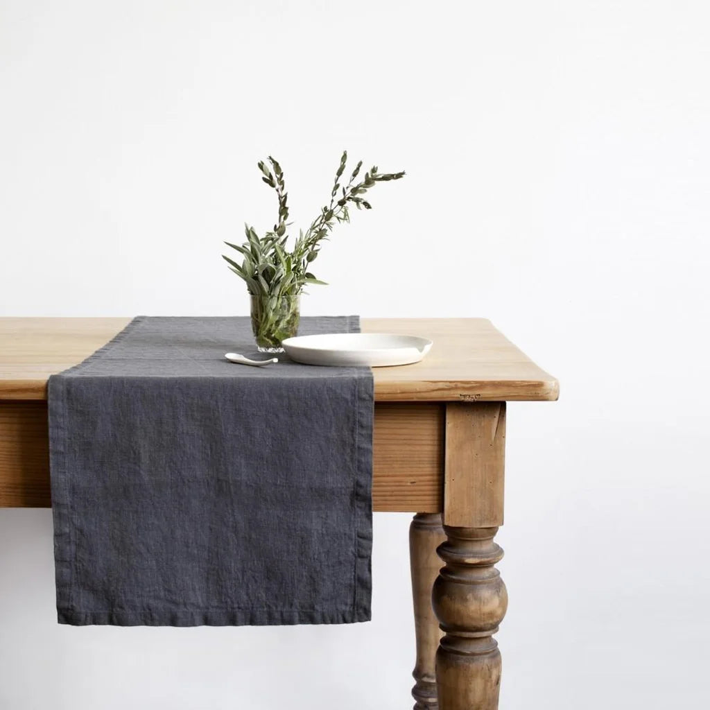 Leinen Tischläufer in Anthrazit Grau von Linen Tales Größe 40x150 cm