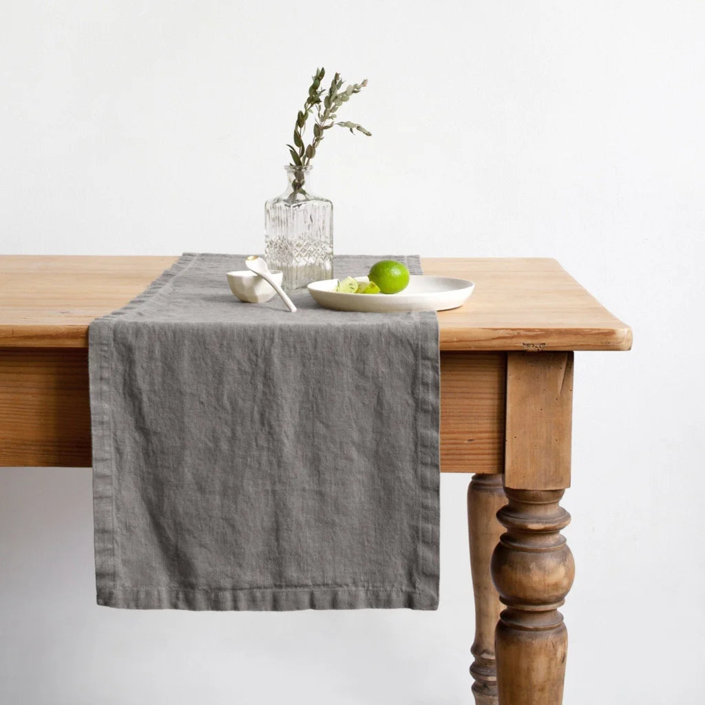 Leinen Tischläufer in Grau von Linen Tales Größe 40x150 cm