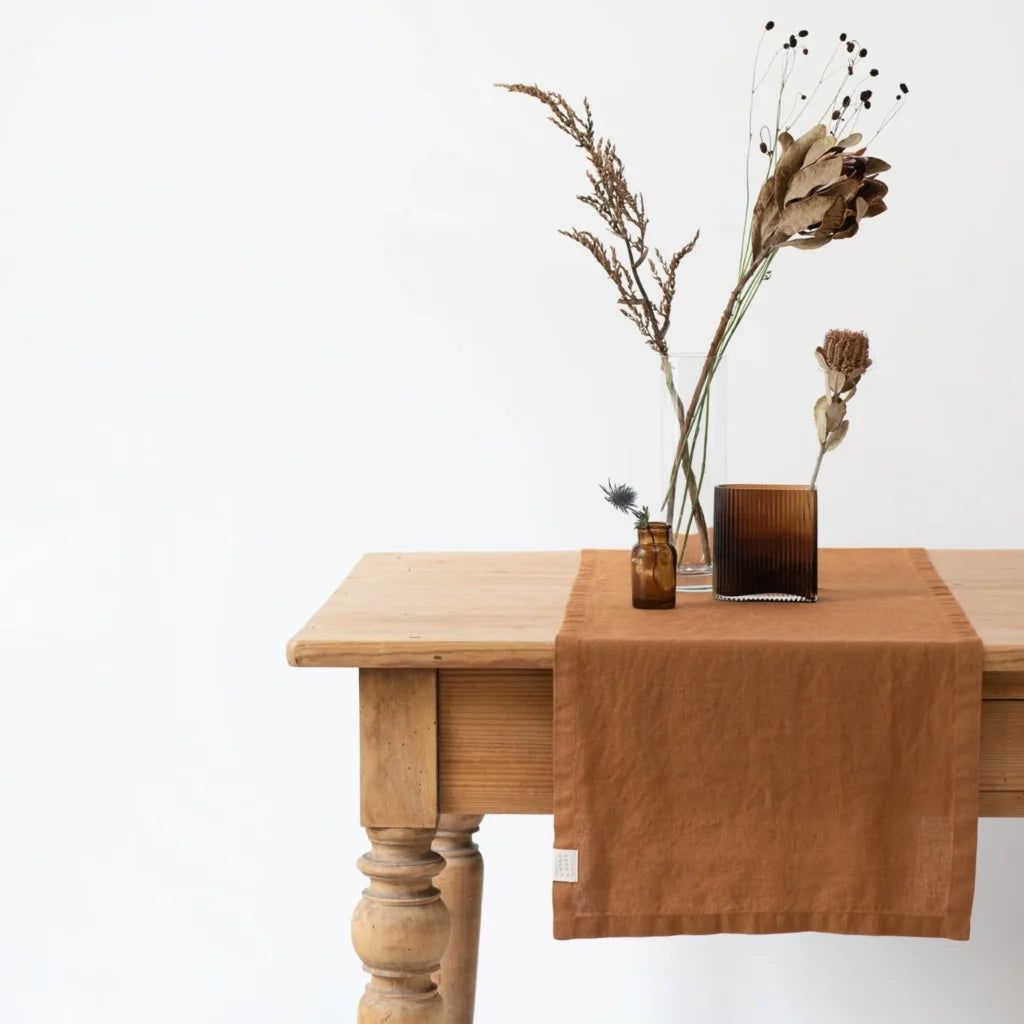Leinen Tischläufer in Haselnuss Braun von Linen Tales Größe 40x150 cm