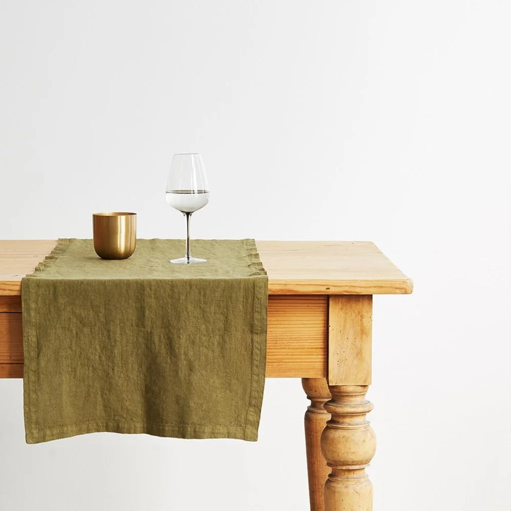 Leinen Tischläufer in Olive Grün von Linen Tales Größe 40x150 cm