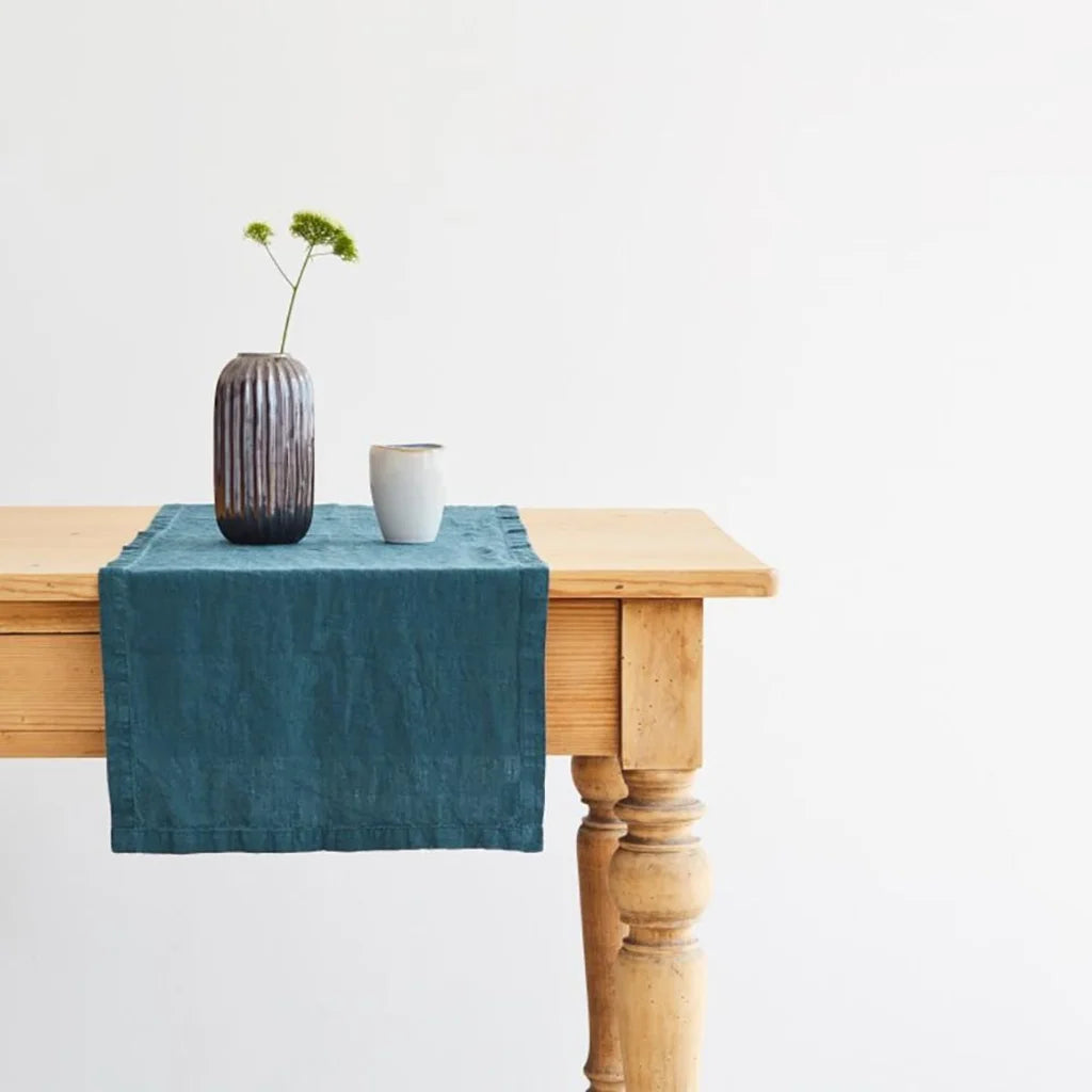 Leinen Tischläufer in Petrol Blau von Linen Tales Größe 40x150 cm