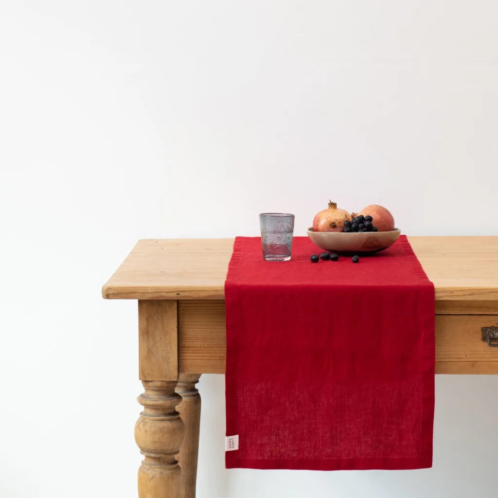 Leinen Tischläufer in Rot von Linen Tales Größe 40x150 cm
