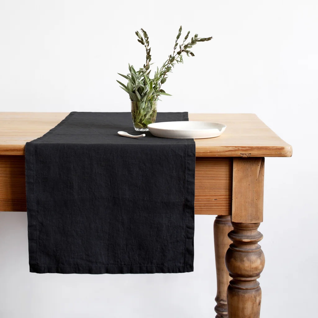 Leinen Tischläufer in Schwarz von Linen Tales Größe 40x200 cm