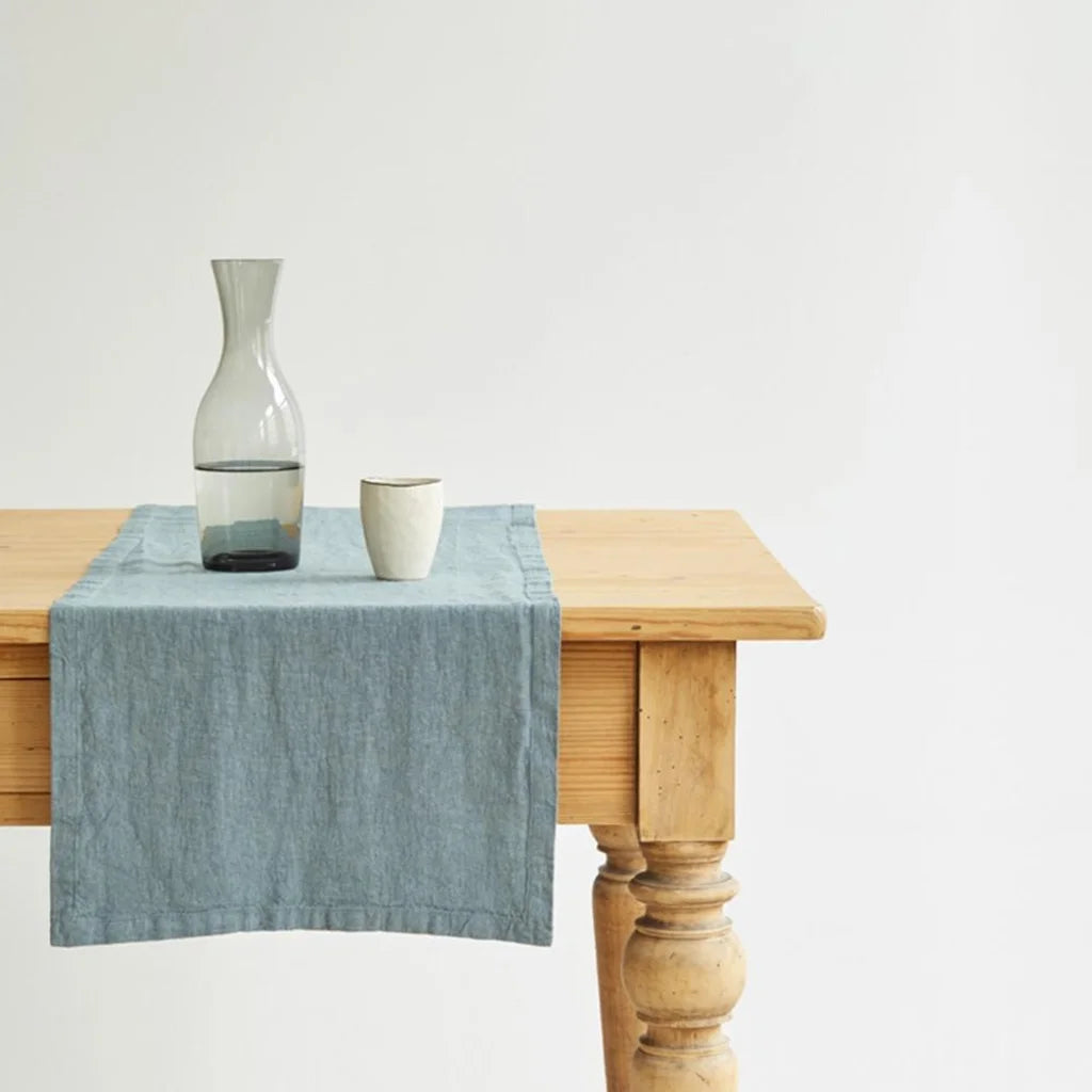 Leinen Tischläufer in Taubenblau Blau von Linen Tales Größe 40x200 cm