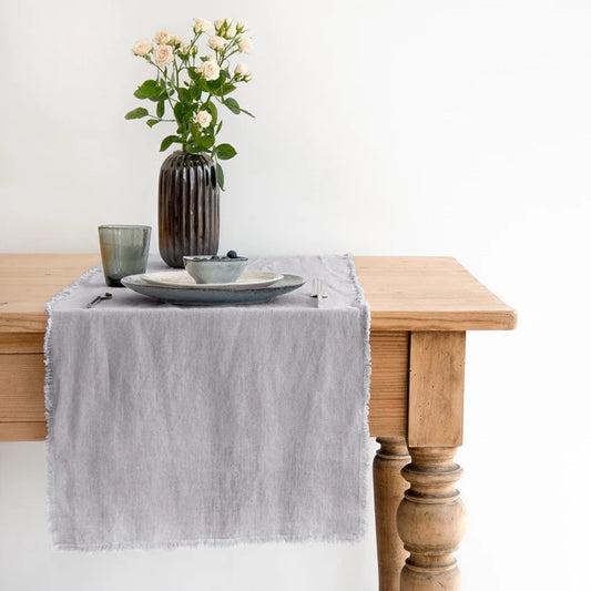 Leinen Tischläufer mit Fransen in Hellgrau Grau von Linen Tales Größe 40x200 cm