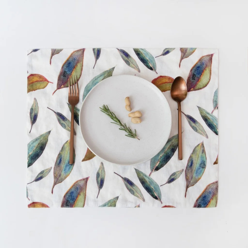 Leinen Tischset Blätter 2er-Pack in Weiß+Grün+Orange Muster Blätter von Linen Tales Größe 35x45 cm