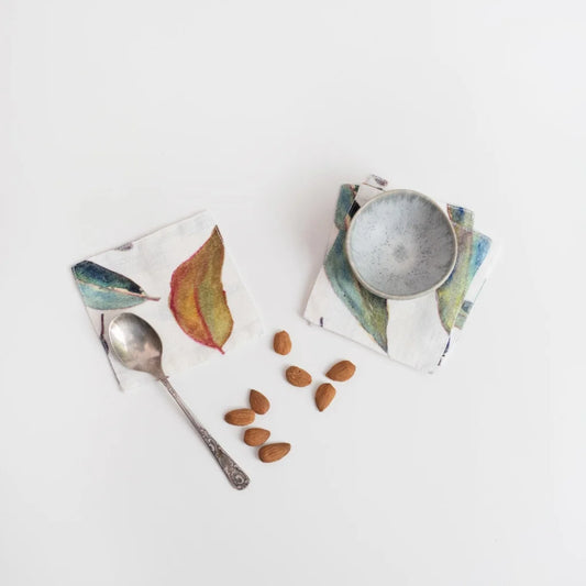 Leinen Untersetzer Blätter 4er-Pack in Weiß+Grün+Orange Muster Blätter von Linen Tales Größe 15x15 cm