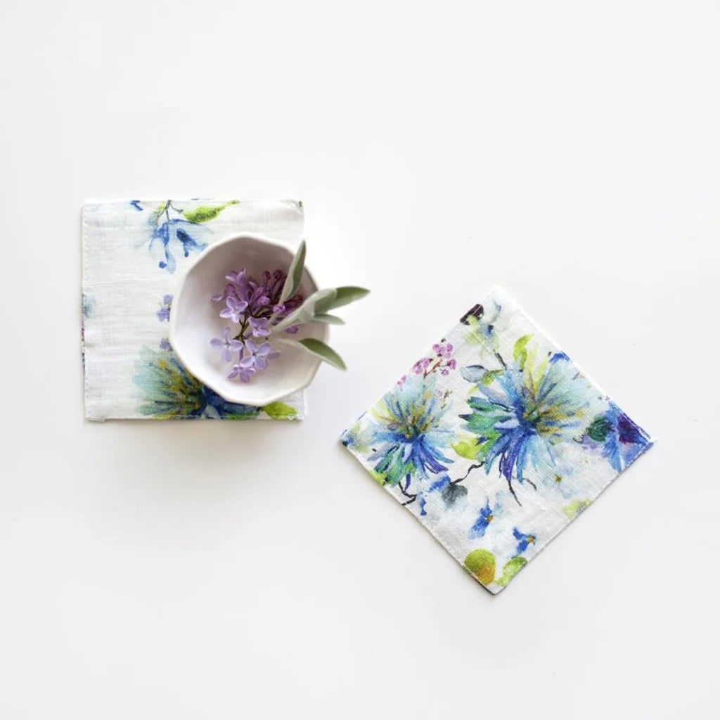 Leinen Untersetzer Blumen 4er-Pack in Weiß+Blau Muster Blumen von Linen Tales Größe 10x10 cm