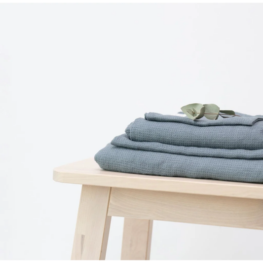 Leinen Waffelpiqué Duschtuch in Taubenblau Blau von Linen Tales Größe 75x125 cm