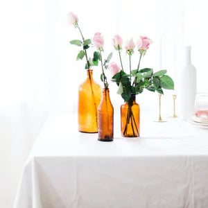 Tischdecke mit Vasen