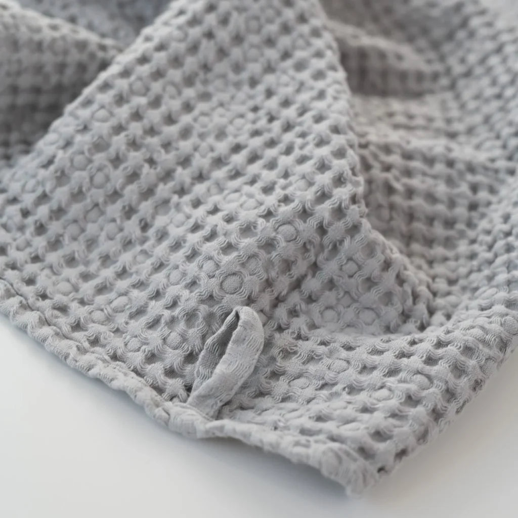 Waffelpiqué Handtuch in Hellgrau Grau von Linen Tales Größe 50x70 cm