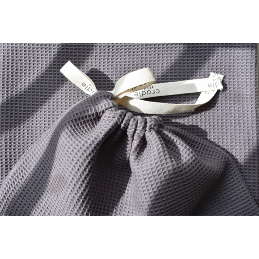 Waffelpiqué Reisebeutel in Anthrazit Grau von Cradle Studio Größe 30x40 cm