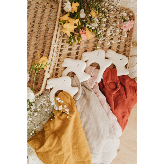 Bio Musselin Baby-Schmusetuch mit Beißring Hase in Rost Rot Muster Hase von kikadu Größe 35x35 cm