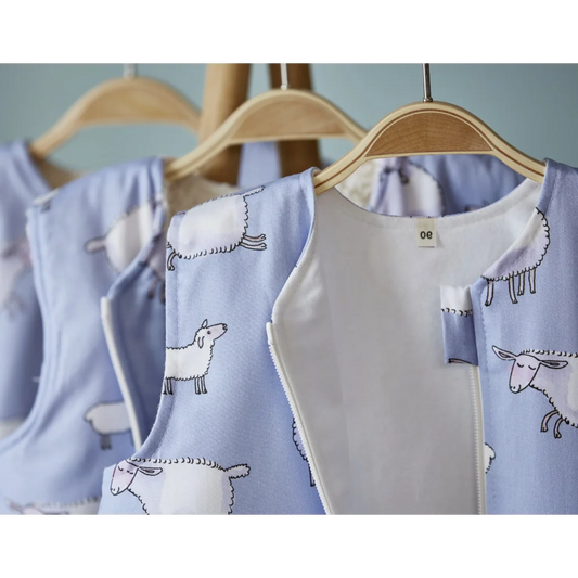 Bio Satin Baby-Schlafsack Schäfchen mit Flanellfutter in Muster Schäfchen von Cotonea Größe 70 (ca. 76 cm)