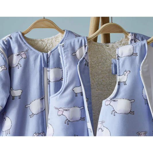 Bio Satin Baby-Schlafsack Schäfchen mit Teddyplüschfutter in Muster Schäfchen von Cotonea Größe 70 (ca. 76 cm)