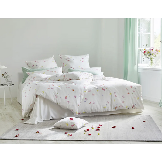 Bio Satin Bettwäsche Blütenblätter Garnitur in Pastell Muster Blütenblätter von Cotonea Größe 135x200 + 80x80 cm