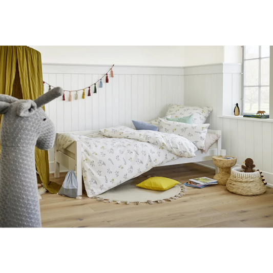 Bio Satin Kinder-Bettwäsche Safari Garnitur in Weiß Muster Safari von Cotonea Größe 135x200 + 80x80 cm