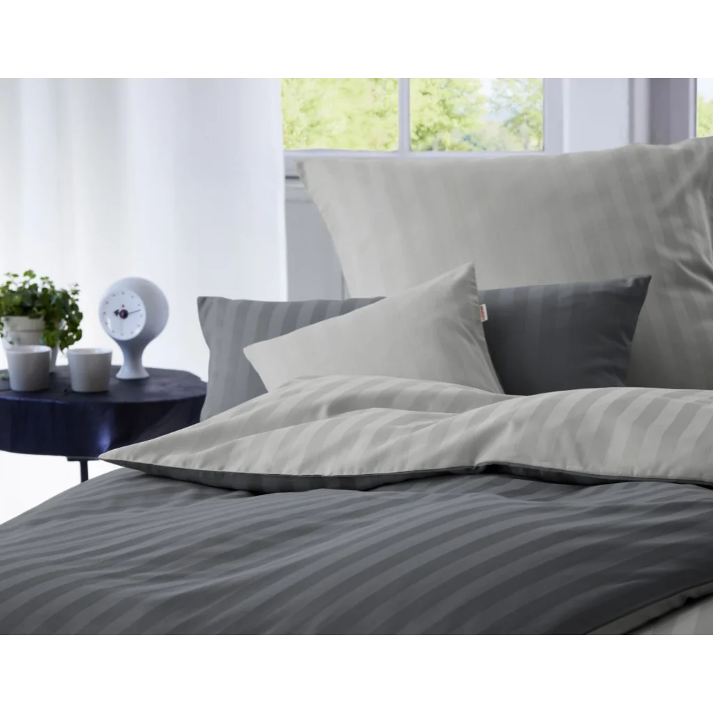 Bio Satin Wendebettwäsche Linea Kissenbezug in Anthrazit+Grau Grau von Cotonea Größe 40x40 cm