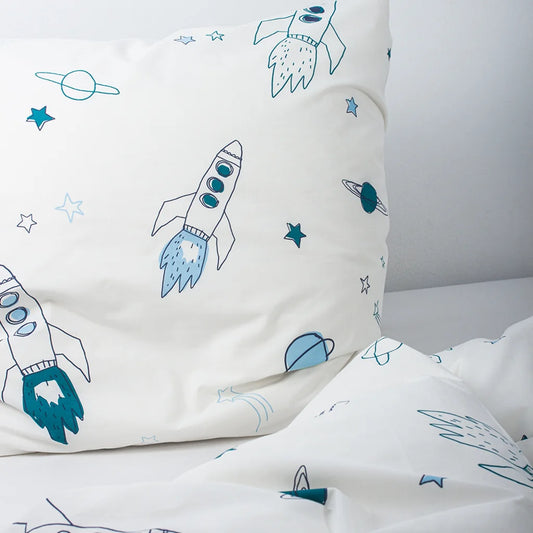 Perkal Baby-+Kinder-Bettwäsche Rakete Garnitur in Muster Rakete von KATHA covers Größe 100x135 + 40x60 cm