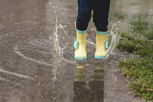 Gummistiefel in der Pfütze