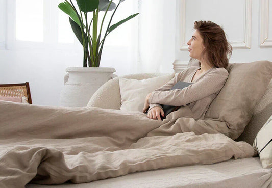 Leinen Bettwäsche Taupe Stimmungsbild mit Person und Pflanze