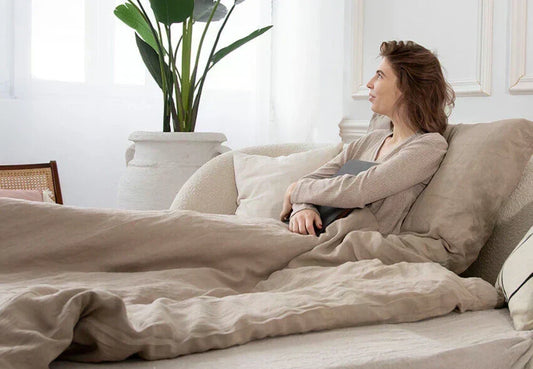 Leinen Bettwäsche Taupe Stimmungsbild mit Person und Pflanze