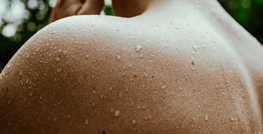Person entspannt in der Sauna