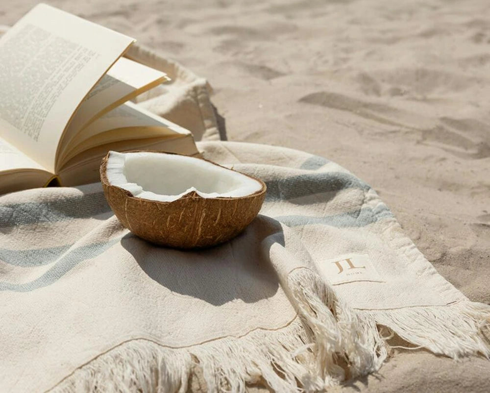 Strandtuch im Sand liegend Stimmungsbild
