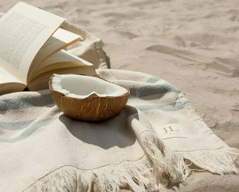 Nachhaltiges Strandtuch aus Bio-Baumwolle im Sand – LAMA LIVING