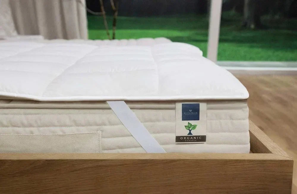 Hochwertiger Matratzentopper aus Naturmaterialien auf einem Bett