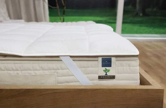 Hochwertiger Matratzentopper aus Naturmaterialien auf einem Bett